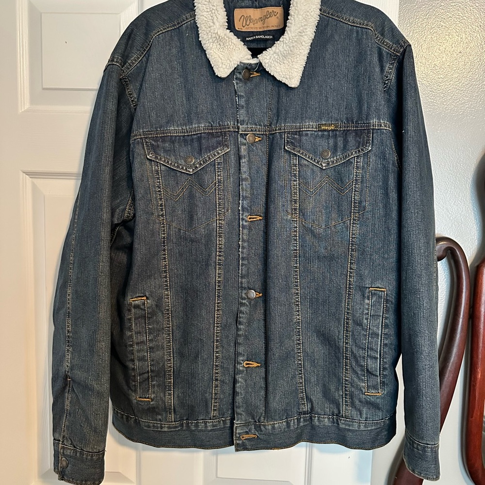 Wrangler Men's Dark Blue Denim Jacket with Cream Sherpa Collar